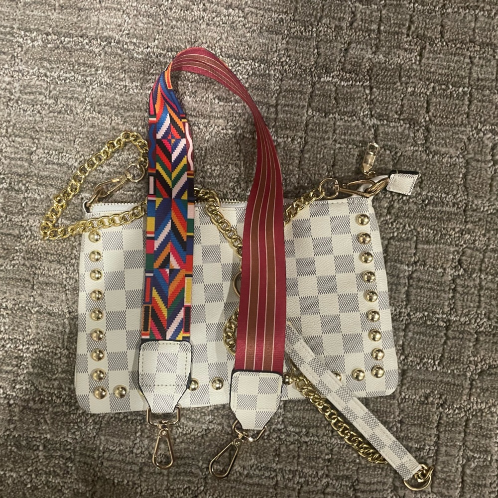 Cutest cross body bag with exchangeable straps